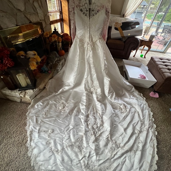 Wedding gown - Picture 3 of 7